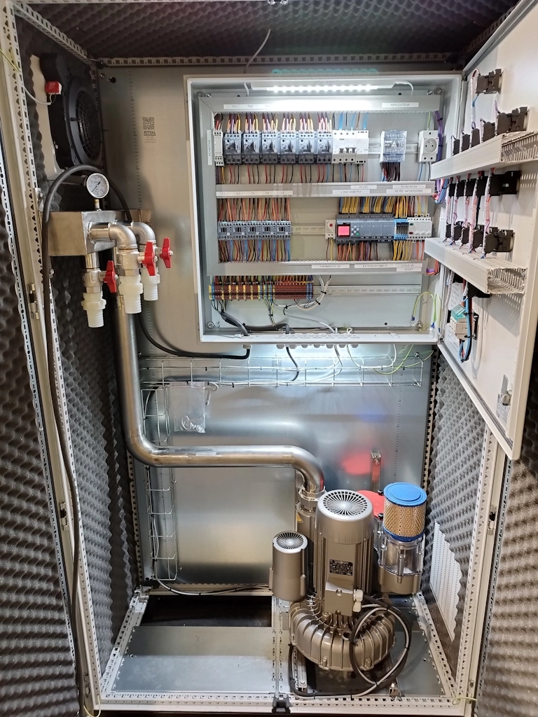 Une de mes réalisation, armoire avec coffret de commande pour une station d'épuration en triphasé 400 volts